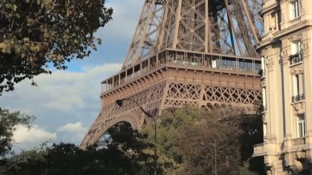 Torre Eiffel - a principal atração em Paris — Vídeo de Stock