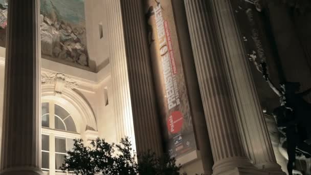 Columnas y frescos del edificio en París — Vídeos de Stock