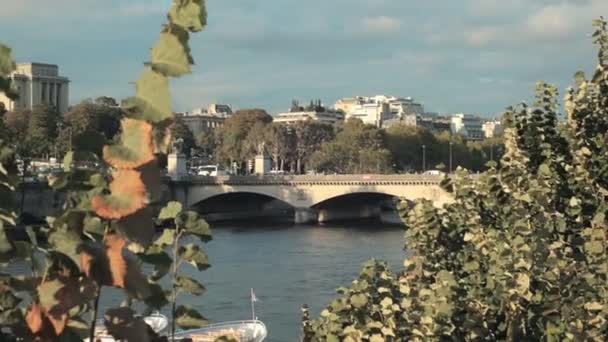 De rivier de seine en de brug in Parijs, Frankrijk — Stockvideo