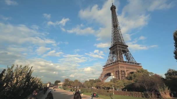 La Torre Eiffel en París, Francia — Vídeo de stock