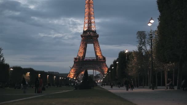 De belangrijkste attractie van Parijs in de schemering — Stockvideo