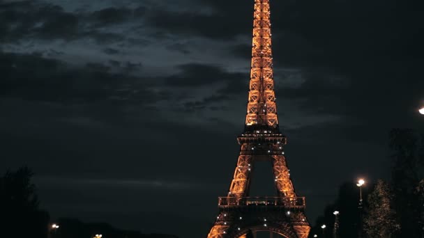 La Torre Eiffel brilla en París por la noche — Vídeos de Stock