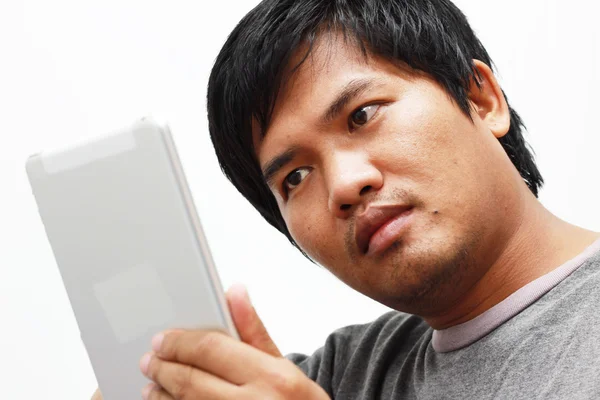 Uomo che tocca lo schermo di un computer tablet — Foto Stock