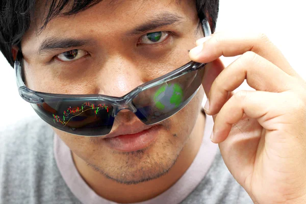 Homem usa um par de óculos inteligentes futuristas isolado fundo — Fotografia de Stock