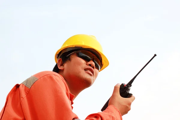 Mannen i hård hatt med walkie talkie — Stockfoto