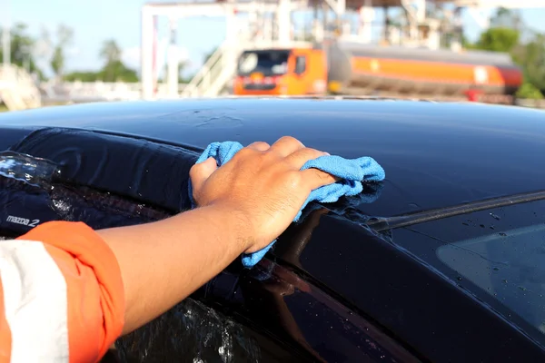 Schwarzes Auto von Hand reinigen — Stockfoto