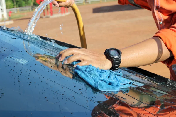 Úklid černé auto ručně — Stock fotografie