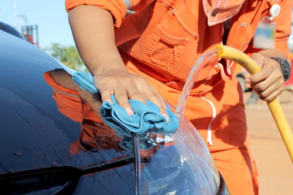 Schwarzes Auto von Hand reinigen — Stockfoto