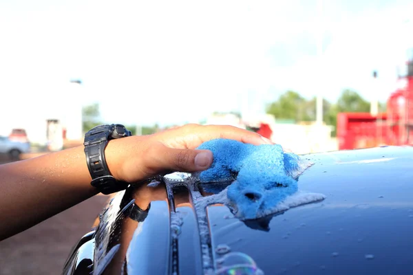Cleaning black car by hand — Stock Photo, Image
