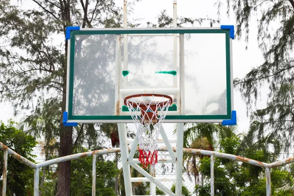 Fundo branco isolado selecione a cesta de foco para basquete — Fotografia de Stock