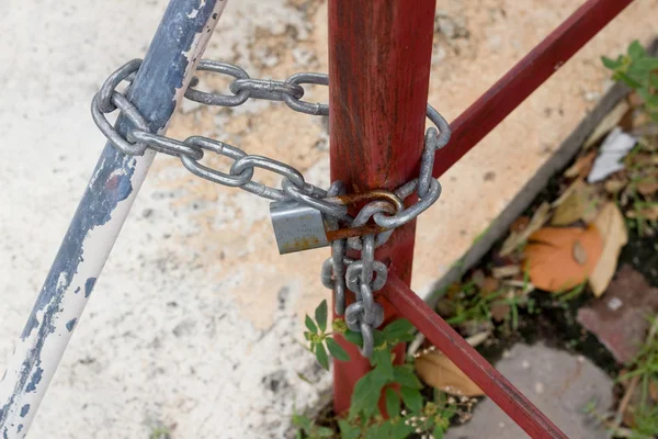 Fechadura enferrujada velha com chave — Fotografia de Stock