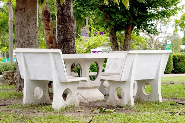 Table and chairs in the park — Stock Photo, Image