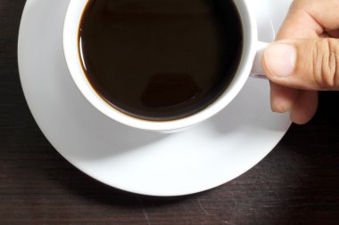 Tahtada bir fincan kahve.