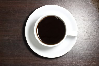 Tahtada bir fincan kahve.