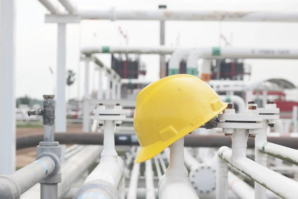 Hard hat on green grass — Stock Photo, Image