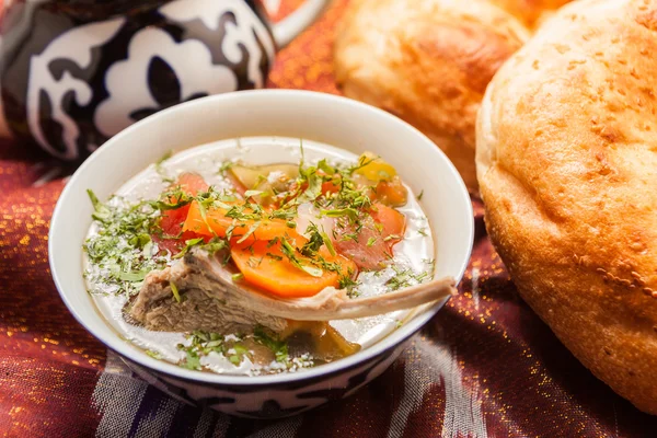 Comida nacional uzbeque em adras de tecido tradicional — Fotografia de Stock