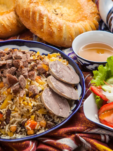 Alimente naționale uzbece pe țesături tradiționale — Fotografie, imagine de stoc