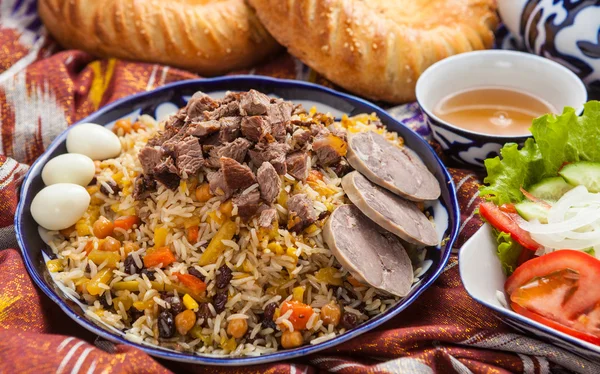 Oezbeekse nationale voedsel op traditionele stof — Stockfoto