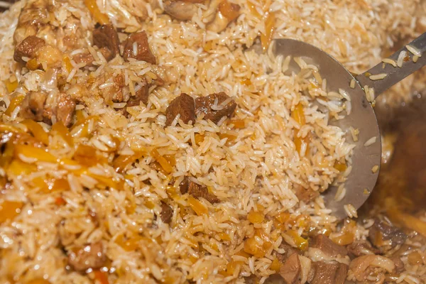 Uzbekiska nationella mat på traditionella tyg adras — Stockfoto