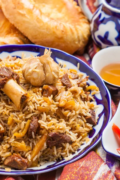 Üzbég nemzeti étel, a hagyományos szövet adras — Stock Fotó
