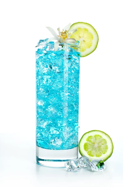 Синий алкогольный коктейль — стоковое фото