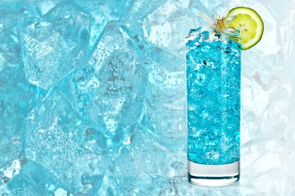 Cocktail alcool bleu — Photo