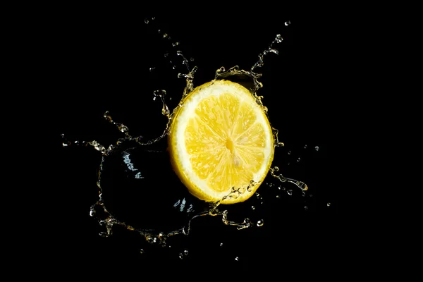 Frutas en agua salpican kiwi de fresa limón — Foto de Stock
