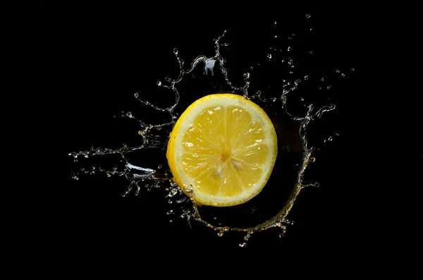 Frutas em água respingo quivi de morango de limão — Fotografia de Stock