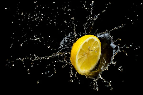 水スプラッシュ レモン イチゴ、キウイ フルーツ — ストック写真