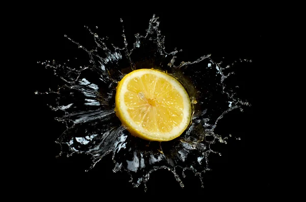 Frutas em água respingo quivi de morango de limão — Fotografia de Stock