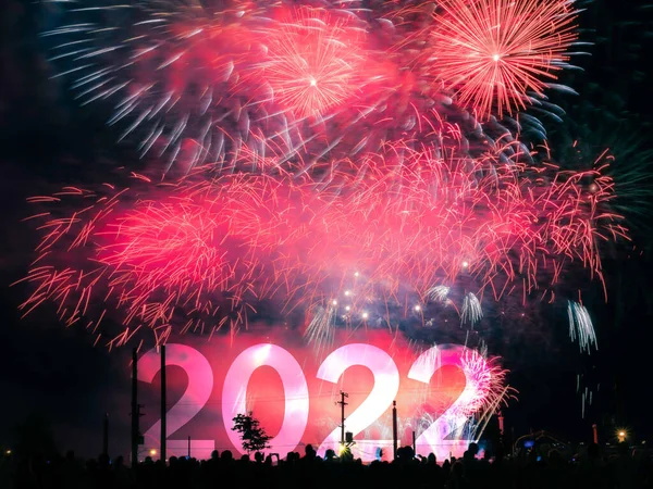 Feliz ano novo 2022 cartão em um fundo fogos de artifício — Fotografia de Stock