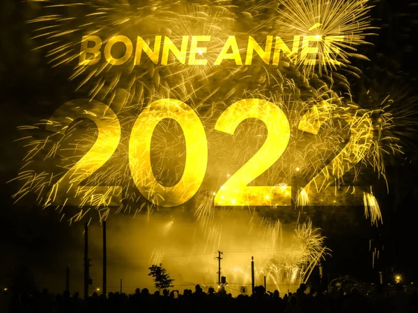 烟花背景的2022年Bonne annee卡 — 图库照片