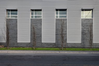 Küçük, modern bir ofis binasının önü.