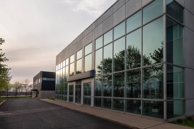 Genel bir küçük işletmenin dış cephesinin bir parçası.