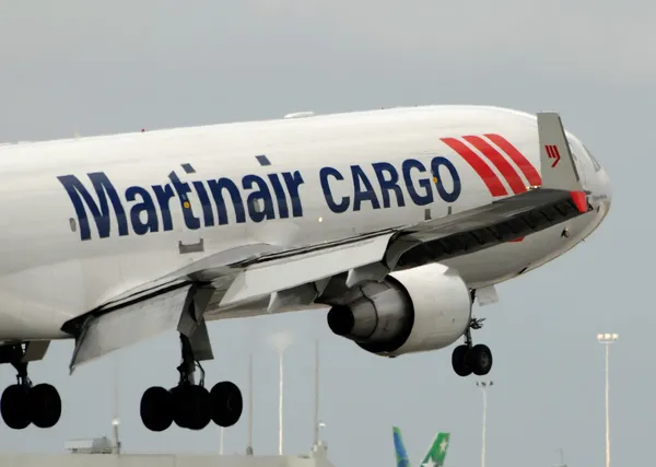 Посадка грузового самолета Martinair — стоковое фото