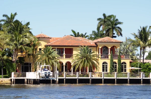 Lucury waterfront home — Stock Photo, Image