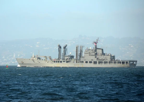 Сучасний військовий корабель на морі — стокове фото