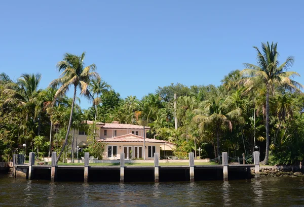 Haus am Wasser — Stockfoto