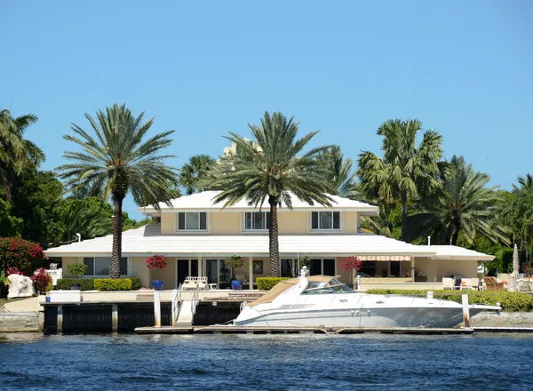 Casa à beira-mar de luxo — Fotografia de Stock