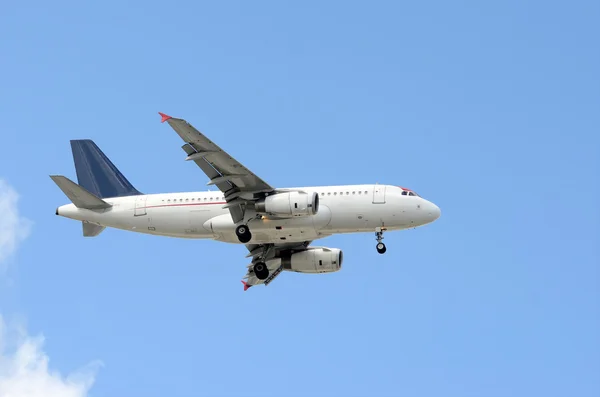 Avião a jacto de passageiros — Fotografia de Stock