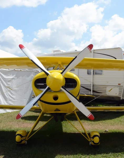 黄色の飛行機の正面図 — ストック写真