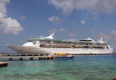 yolcu gemisi limanda