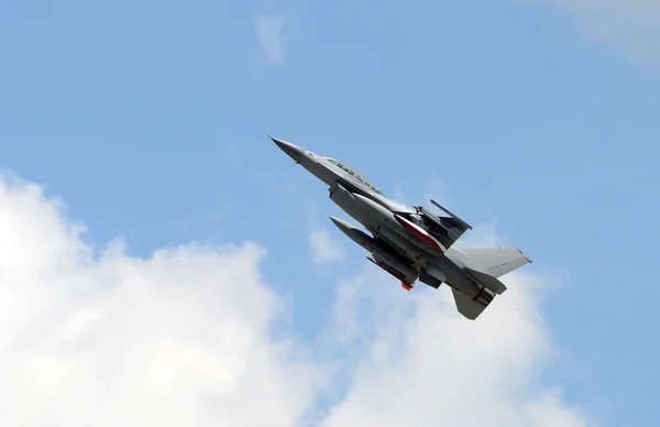Il moderno jet da combattimento decolla — Foto Stock