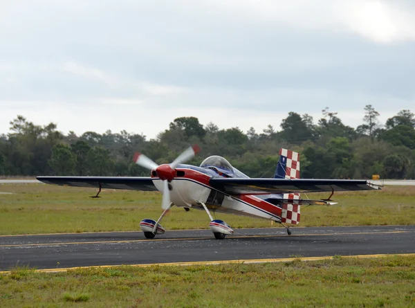 Ljus aerobatic flygplan — Stockfoto