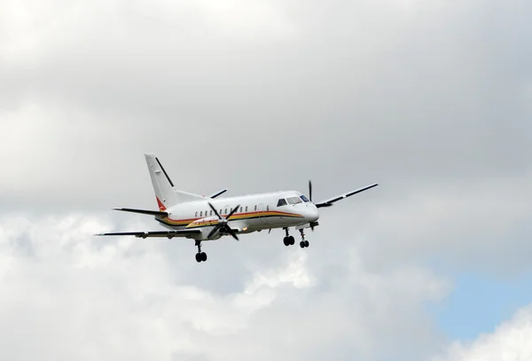 Avvicinamento dell'aeroplano ad elica per l'atterraggio — Foto Stock