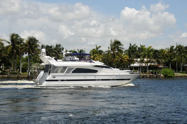 Luxury yacht on a Florida waterway — Stock Photo, Image