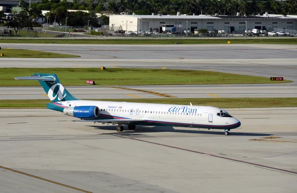 Air Tran passageiro jet chegando em Fort Lauderdale — Fotografia de Stock