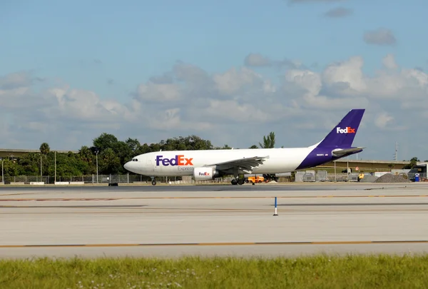 Federal Express cargo jet — Stock Photo, Image