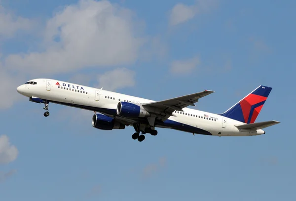 Delta airlines boeing 757 yolcu uçağı — Stok fotoğraf