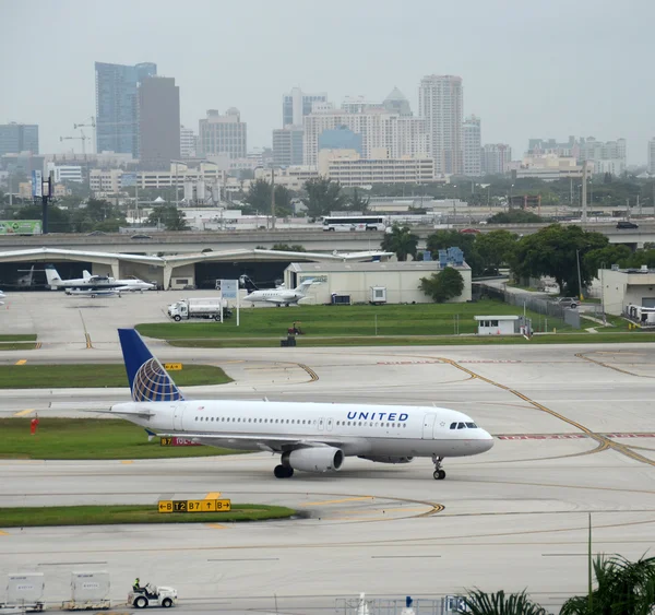 Jet de passagers United Airlines à Fort Lauderdale, Floride — Photo